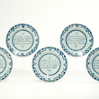 Cinq assiettes parlantes en faïence de Delft bleu et blanc, 18ème