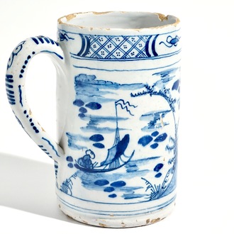 Une grande chope à bière en faïence de Delft bleu et blanc à décor chinoiserie, 18ème