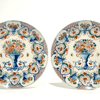 Une paire de plats en faïence de Delft en palette cachemire, 1ère moitié du 18ème