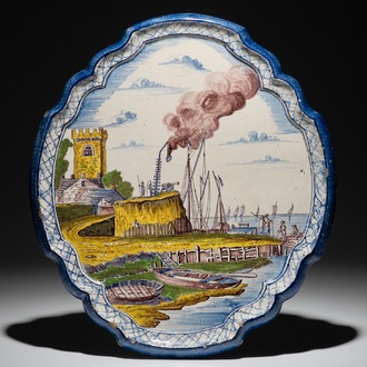 Une plaque en faïence polychrome de Makkum à décor d'une scène de port, 19ème