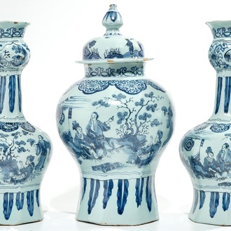 Een groot blauwwit Delfts driedelig kaststel met chinoiserie decor, 2e helft 17e eeuw