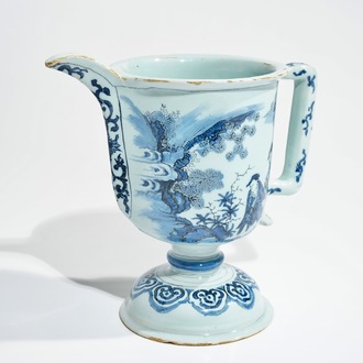 Une aiguière casque en faïence de Delft bleu et blanc à décor chinoiserie, 2ème moitié du 17ème