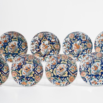 Huit assiettes en faïence polychrome de Delft à décor "au tonnerre", 17/18ème