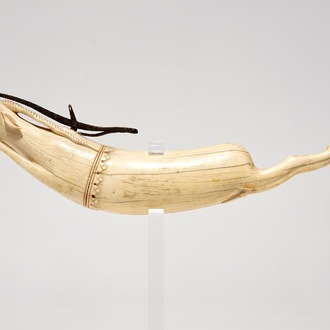 Un barut-dan ou flacon à poudre en ivoire sculpté en forme d'antilope, Inde, 17ème