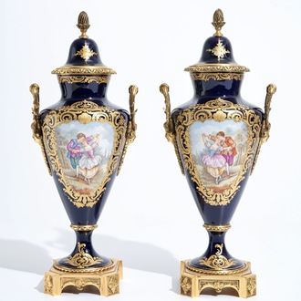 Une paire de vases couverts en porcelaine dans le style de Sèvres, 19/20ème