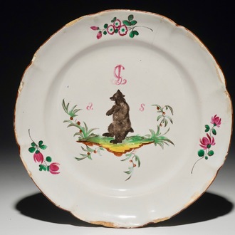 A French faience de l'Est plate with a bear, Les Islettes or Moustiers, 18th C.