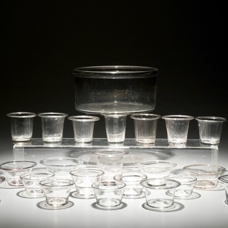 Een grote glazen kom en 27 kleine glazen kommetjes, Engeland of Frankrijk, 19e eeuw