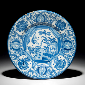 Un plat en faïence de Delft bleu et blanc à décor chinoiserie de style Wanli, 2ème moitié du 17ème