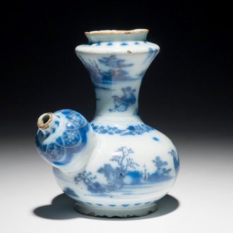 Een blauwwitte Delftse kendi met chinoiserie decor, 2e helft 17e eeuw