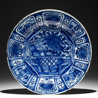 Un plat en faïence de Delft bleu et blanc à décor chinoiserie de style kraak, 1er moitié du 18ème