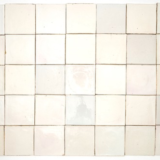 Un lot d'environ 101 carreaux en faïence de Delft blanc monochrome, 18/19ème