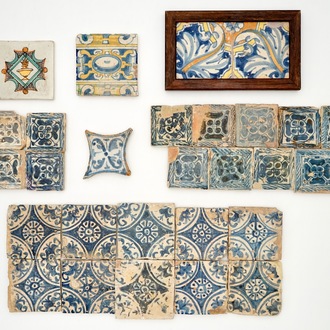 28 blauwwitte en polychrome Spaanse tegels, 15/18e eeuw