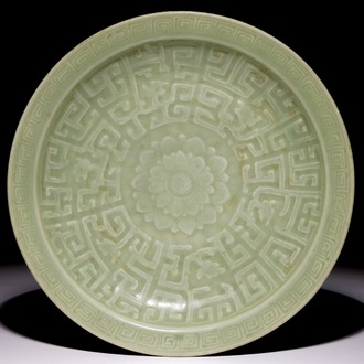 Un plat en porcelaine de Chine céladon à décor floral, 18/19ème