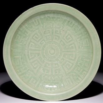 Un plat en porcelaine de Chine céladon à décor floral, 18/19ème