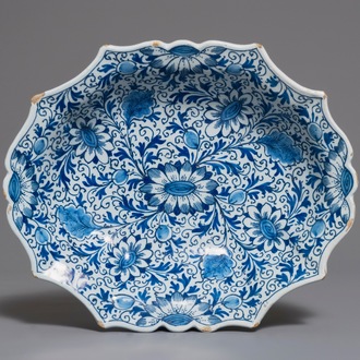 Een blauwwitte slakom met chinoiserie decor van lotus slingers, 18e eeuw