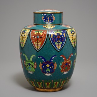 Un pot et son couvercle en cloisonné à décor de masques de taotie, Chine, 19ème