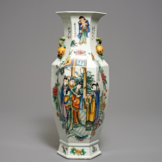 Un vase de forme hexagonale en porcelaine de Chine qianjiang cai à double décor, 19/20ème