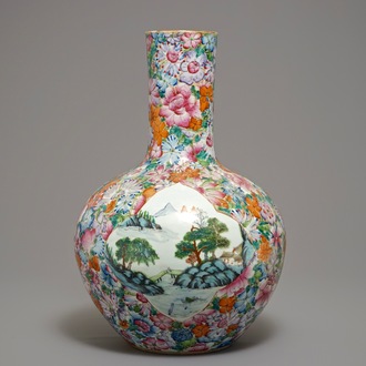 Un grand vase de forme tianqiu ping à décor millefleurs en porcelaine de Chine famille rose, marque de Qianlong, 19/20ème