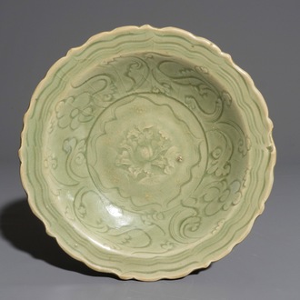 Un plat en porcelaine de Chine céladon de Longquan à décor de pivoines, début Ming