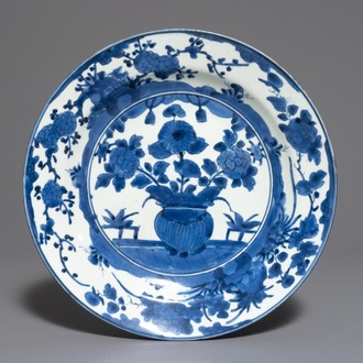 Un plat en porcelaine de Japon bleu et blanc au vase fleuri, époque Edo, 17ème