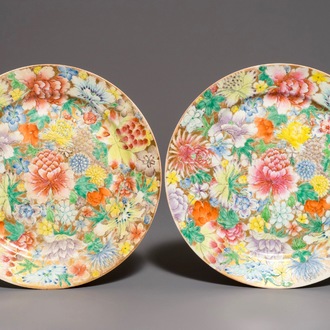 Une paire d’assiettes en porcelaine de Chine à décor millefleurs, marque de Guangxu, 19/20ème
