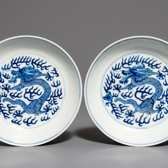 Une paire d'assiettes aux dragons en porcelaine de Chine bleu et blanc, marque et époque de Guangxu