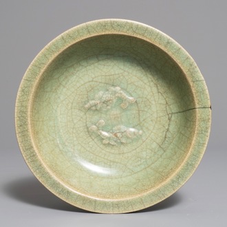 Een Chinese Longquan celadon schotel met decor van twee vissen, Song