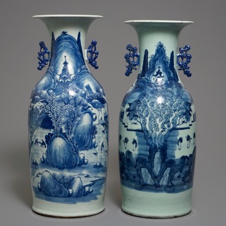 Twee Chinese blauwwitte celadon landschapsvazen, 19/20e eeuw