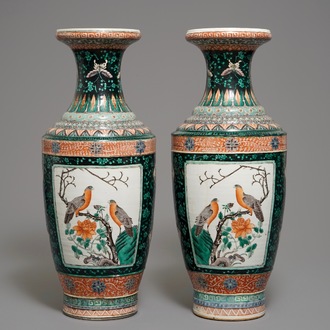 Une paire de vases en porcelaine de Chine verte-noire aux oiseaux, 19ème