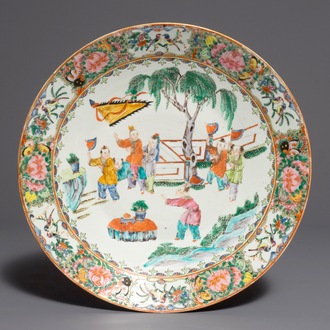 Un grand plat en porcelaine de Chine famille rose de Canton, 19ème