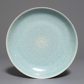 Un plat monochrome clair de lune en porcelaine de Chine à décor incisé, 19/20ème