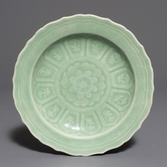 Een Chinees celadon bord met onderglazuur decor van een lotus, Qianlong