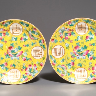 Een paar Chinese famille rose borden met gele fondkleur, Guangxu merk, 19/20e eeuw