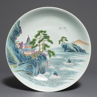 Un grand plat en porcelaine de Chine famille rose à décor d'un paysage, République, 20ème