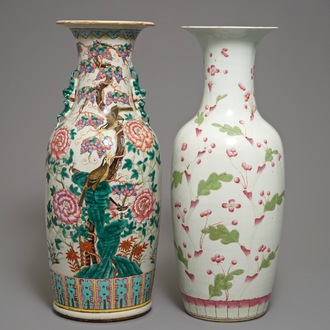 Deux grands vases en porcelaine de Chine famille rose, 19ème