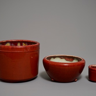 Deux pots à pinceaux et un brûle-parfum en porcelaine de Chine sang de boeuf, 19/20ème