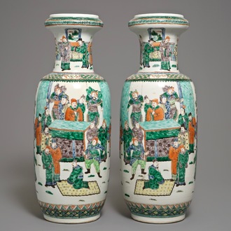 Une paire de grands vases de forme rouleau en porcelaine de Chine famille verte, 19ème