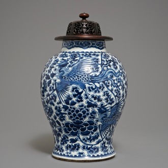 Un grand vase en porcelaine de Chine bleu et blanc à décor de phénix, Kangxi