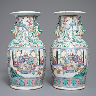 Une paire de vases en porcelaine de Chine famille rose à décor de figures, 19ème