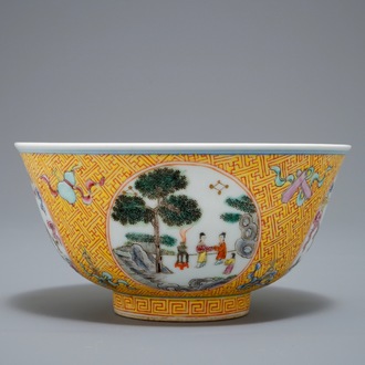 Un bol en porcelaine de Chine famille rose à décor de médaillons, marque de Qianlong, 20ème