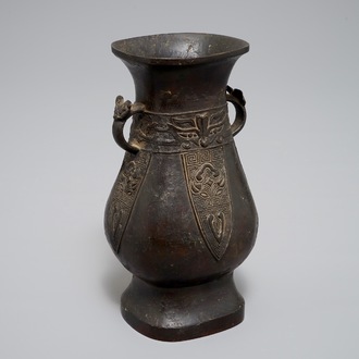 Een Chinese archaïstische bronzen hu-vaas, Ming