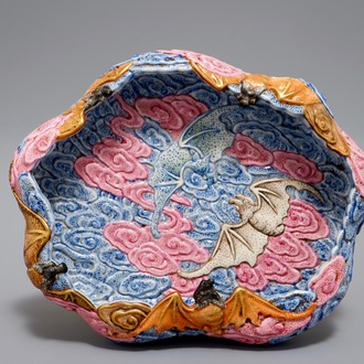 Un lave-pinceaux en porcelaine de Chine famille rose à décor de chauve-souris en relief, 20ème