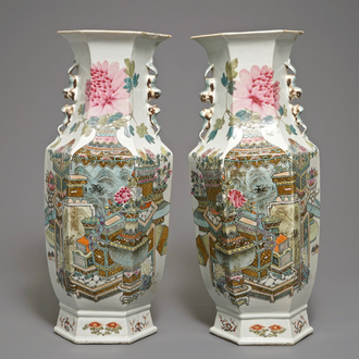 Une paire de vases hexagonaux en porcelaine de Chine qianjiang cai, signée Xu Pinheng 19/20ème