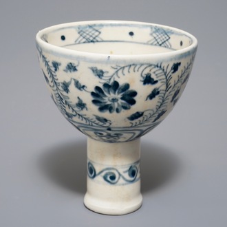 Un bol sur piedouche en porcelaine de Vietnam bleu et blanc, prob. Dynastie Le, fours de My Xa, 15/16ème