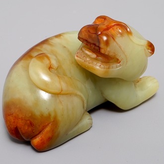 A Chinese Ming-style mottled jade carving of a tiger, 19/20th C.