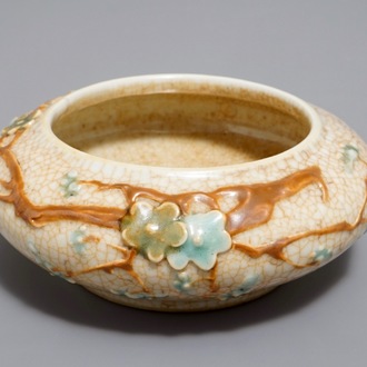 A Chinese crackle-glazed brushwasher with applied design, 19th C.