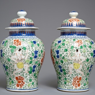 A pair of Chinese wucai vases and covers, Chenghua mark, 19/20th C.