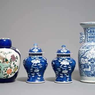 Quatre vases en porcelaine de Chine famille verte et bleu et blanc, 19/20ème