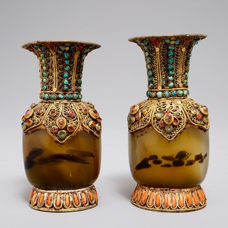 Une paire de flacons en agate aux montures en argent doré incrusté de corail et turquoise, 19ème