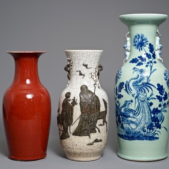 Drie Chinese vazen in sang de boeuf, blauwwit op celadon en craquelé glazuur, 19e eeuw